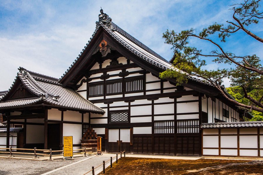 因为建筑物外面包有金箔,故又名金阁寺